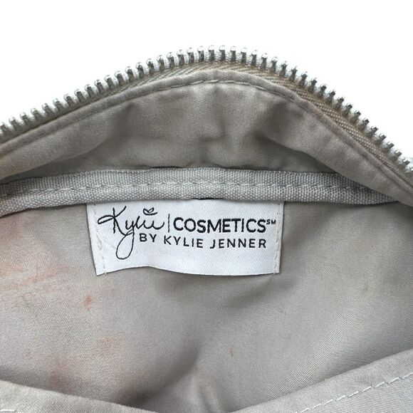 KYLIE Cosmetics 2016 Holiday Collection Silver Ltd. Ed. Make-Up Bag - Picture 6 of 7